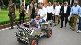প্রতিবন্ধী তরুণ উদ্ভাবকের স্মার্ট কারে প্রধানমন্ত্রী