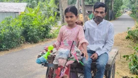 বাবার অসুস্থতায় ভ্যান চালাচ্ছে ১০ বছরের মা-হারা শিশু লামিয়া
