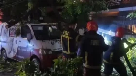 গুলশানে গাছের ডাল ভেঙে আটকে পড়া ৪ সাংবাদিককে উদ্ধার করলো পুলিশ