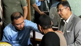শিশু রামিসার বাবার কাঁধে হাত রেখে যা বললেন প্রধানমন্ত্রী