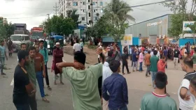 নবীনগর-চন্দ্রা মহাসড়ক অবরোধ, ঘরমুখো মানুষের ভোগান্তি