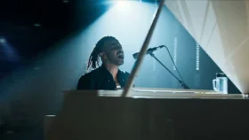 সব হাত গিটার ধরে না, কোনো কোনো হাত বিপ্লব ঘটায়'