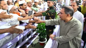 জাতীয় ঈদগাহে মুসল্লিদের সঙ্গে প্রধানমন্ত্রীর শুভেচ্ছা বিনিময়