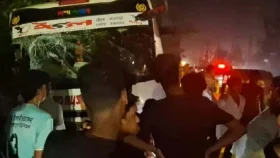 চট্টগ্রামে বাস-লেগুনার মুখোমুখি সংঘর্ষে নিহত ৩