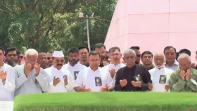 জিয়াউর রহমানের সমাধিতে শ্রদ্ধা জানালেন প্রধানমন্ত্রী