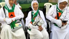 টাকা জমিয়ে হজে যাওয়ার ইচ্ছা পূরণ করলেন ১০৪ বছরের বৃদ্ধা