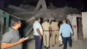 নয়াদিল্লিতে পাঁচতলা ভবন ধস, শতাধিক শিক্ষার্থী আটকা পড়ার শঙ্কা