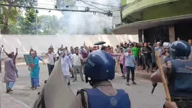 ইসলামী ব্যাংকের সামনে বিক্ষোভ, পুলিশের লাঠিচার্জ