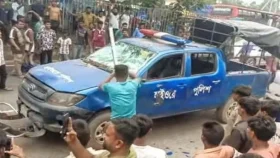 কুমিল্লায় পুলিশের ওপর চালকদের হামলা সংঘবদ্ধ , গাড়ি ভাঙচুর