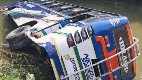 ভোলায় নিয়ন্ত্রণ হারিয়ে যাত্রীবাহী বাস খাদে