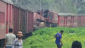 ময়মনসিংহে উদ্ধার করতে গিয়ে উদ্ধারকারী ট্রেন লাইনচ্যুত