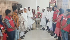 সাতক্ষীরায় নতুন জেলা পরিষদ প্রশাসকে রেড ক্রিসেন্টের ফুলেল শুভেচ্ছা