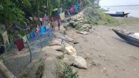 লালমোহনে তেঁতুলিয়া নদী গর্ভে বিলীন বেড়িবাঁধ, আতঙ্কে ১৪০ পরিবার