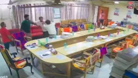 কবিরহাট সরকারি কলেজের ভারপ্রাপ্ত অধ্যক্ষ ও সহকারী অধ্যাপকের মারামারির ভিডিও ভাইরাল