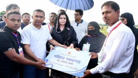 শহীদ ওয়াসিমের কবর জিয়ারত ও পরিবারকে সঞ্চয়পত্র প্রদান করলেন প্রধানমন্ত্রী