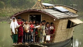 ইউনেস্কো সাক্ষরতা পুরস্কার পেলো চলনবিলের 'ভাসমান স্কুল'