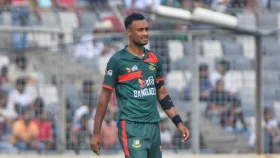 শরীফুলের জোড়া আঘাতে ম্যাচে ফিরলো বাংলাদেশ