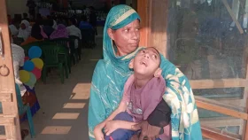 কোলে বন্দি শিশু আয়াতের পৃথিবী দেখার স্বপ্ন