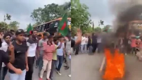 গোপালগঞ্জের কাশিয়ানীতে সড়ক অবরোধ করে নিষিদ্ধ ছাত্রলীগের মিছিল