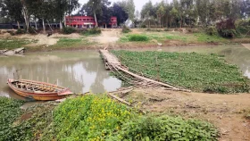ঝুঁকিপূর্ণ সাঁকোয় প্রতিদিন হাজারো মানুষের যাতায়াত
