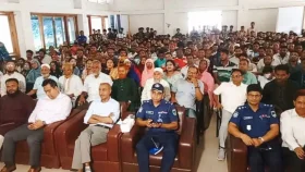 উপজেলা পরিষদ চত্বরে বড় পর্দায় আর্জেন্টিনার খেলা দেখলেন আইনমন্ত্রী