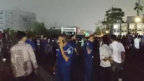 মধ্যরাতে গাজীপুরে শ্রমিকদের মহাসড়ক অবরোধ