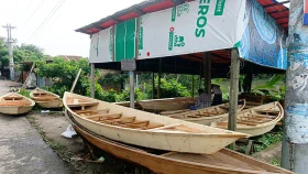 বর্ষার আগমনে পূবাইলে নৌকা তৈরিতে ব্যস্ত কারিগররা