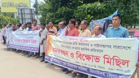 মন্দির গুড়িয়ে দেওয়ার হুমকির প্রতিবাদে ঝিনাইদহে মানববন্ধন