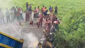 কুষ্টিয়ায় পাথর বোঝাই ট্রাক উল্টে নিহত ২