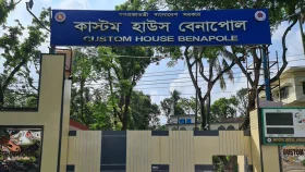 গুদাম থেকে পণ্য পাচারের অভিযোগে কাস্টমস কর্মকর্তাসহ আটক ৩