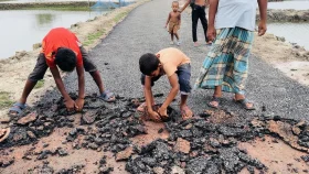 কয়রায় সড়ক উন্নয়ন কাজে অনিয়মের অভিযোগ