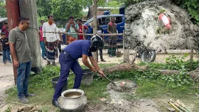 চুয়াডাঙ্গার মৎস্য অবতরণ কেন্দ্রের সামনে থেকে বোমা সদৃশ বস্তু উদ্ধার