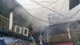 চাঁপাইনবাবগঞ্জে নিউ মার্কেটে আগুন, ৬ ইউনিটের চেষ্টায় নিয়ন্ত্রণে