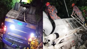 গৌরনদীতে ৩০ যাত্রী নিয়ে উল্টে পড়েছে বাস