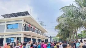 ছুটি না পেয়ে কারখানায় শ্রমিকের মৃত্যুর অভিযোগ, সড়ক অবরোধ