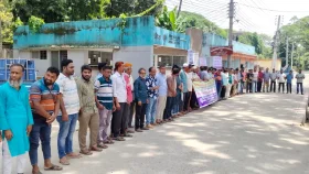 ১২ দফা দাবিতে ঝিনাইদহে ওজোপাডিকো কর্মীদের মানববন্ধন ও বিক্ষোভ