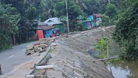 শ্রীপুরে হস্তান্তরের সাত মাসেই সুতি নদীর বাঁধে ধস