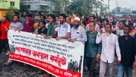 বরিশালে কারখানা শ্রমিকদের সড়ক অবরোধ