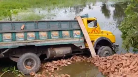 ব্রাহ্মণবাড়িয়ায় ইটবোঝাই ট্রাক খাদে পড়ে ২ শ্রমিক নিহত