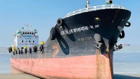 কর্ণফুলীতে লাইটার জাহাজ ডুবি, উদ্ধার ১২