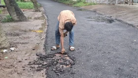 নোয়াখালীতে হাতের টানেই উঠে যাচ্ছে সড়কের কার্পেটিং&nbsp;