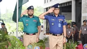 গাঢ় নীল-হালকা জলপাই শার্টের সঙ্গে খাকি প্যান্ট