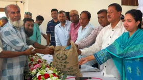 কটিয়াদীতে কৃষকদের মাঝে বিনামূল্যে সার ও আমন বীজ বিতরণ