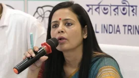 পশ্চিমবঙ্গে তৃণমূলের নেত্রী মহুয়ার ওপর পাথর হামলা