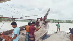 পিরোজপুরে ট্রলার থেকে নদীতে পড়ে জেলে নিখোঁজ