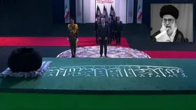খামেনির কফিনের ওপর আরবিতে কী লেখা ও তার অর্থ কী