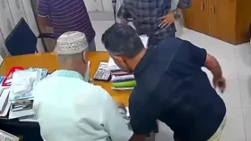 অণ্ডকোষ চেপে ধরে জোড়পূর্বক চেক-স্ট্যাম্পে স্বাক্ষর আদায়