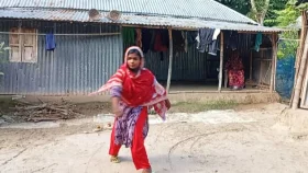 প্রতিবন্ধকতা জয় করে পরীক্ষার হলে বৈশাখী, লক্ষ্য শিক্ষকতা করা
