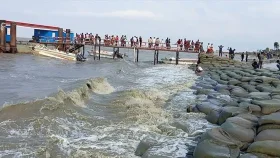 হাতিয়ার সঙ্গে সারাদেশের নৌ চলাচল বন্ধ