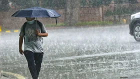 দুপুরের আগেই ঢাকায় বজ্রসহ বৃষ্টির আভাস